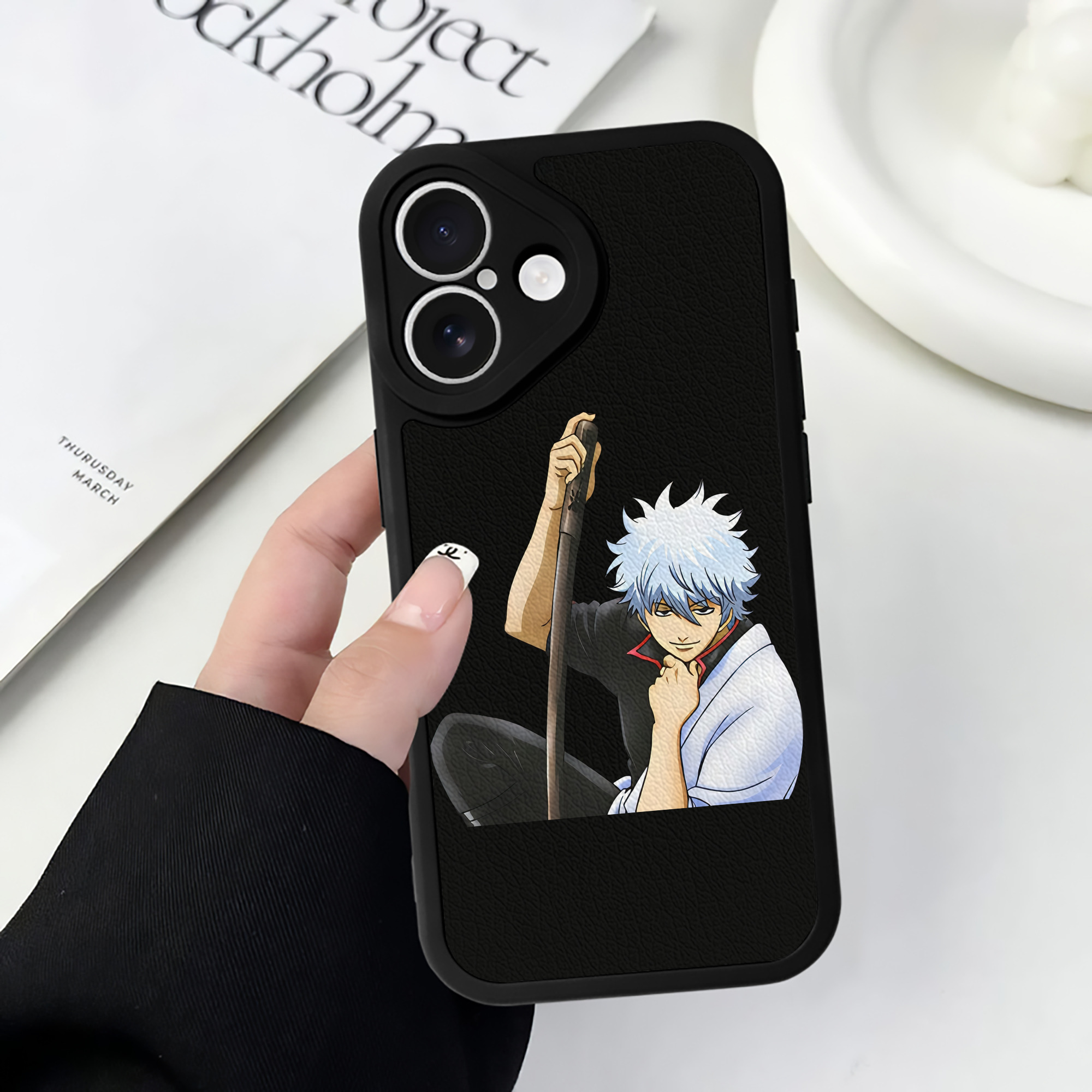 （画像用） ぎんたま 坂田銀時（さかたぎんとき） 神楽 志村新八（しむら しんぱち） GINTAMA Sakata Gintoki Kagura Shimura Shinpachi 【iPhone 16シリーズ対応】シリコンスマホケース（レザー調） 材質：シリコン
